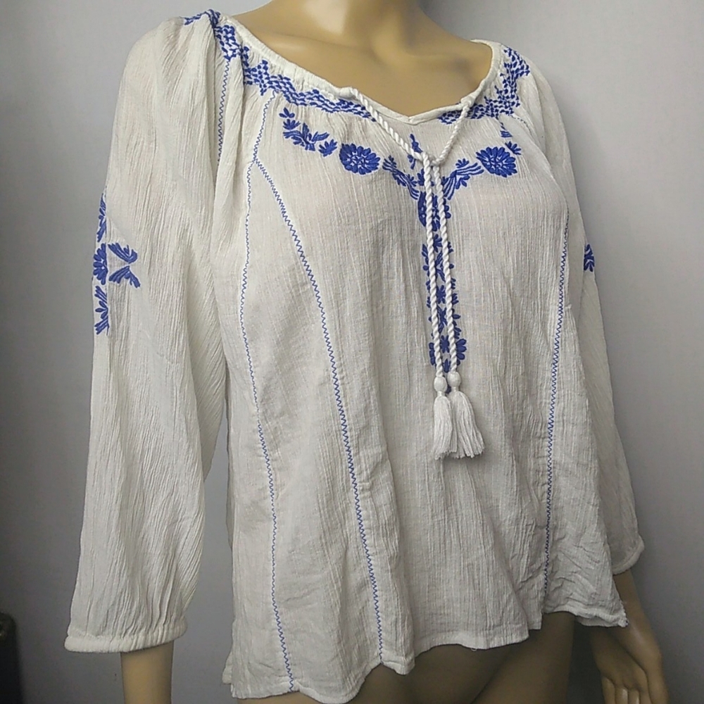 Mudd White Peasant Hippie Boho Top Blue Embroidery